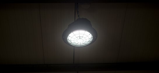Innenaufnahme der LED Hallenstrahler bei Nacht in der RP Lagerhalle
